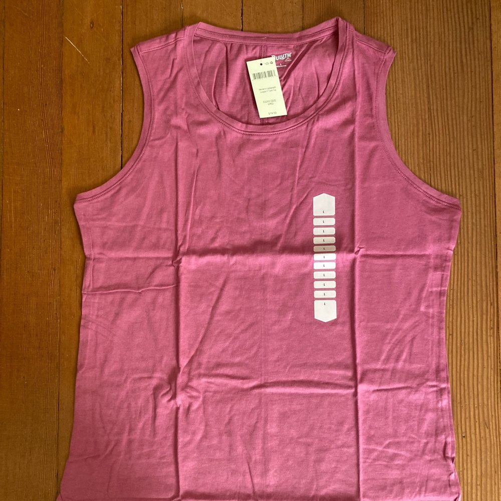 Duluth Trading Co lightweight long tail t-tank size L in red grape